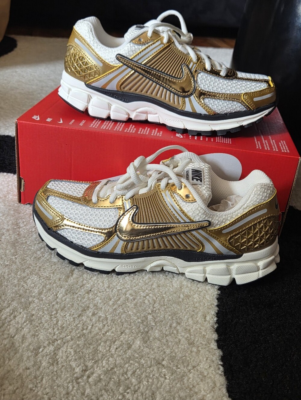 NIKE ZOOM VOMERO 5 ' METALLIC GOLD' SZ 7M/8.5W